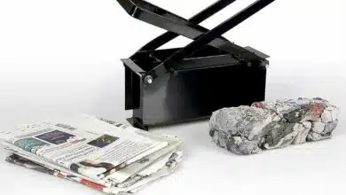 Une presse à briquette papier manuelle.