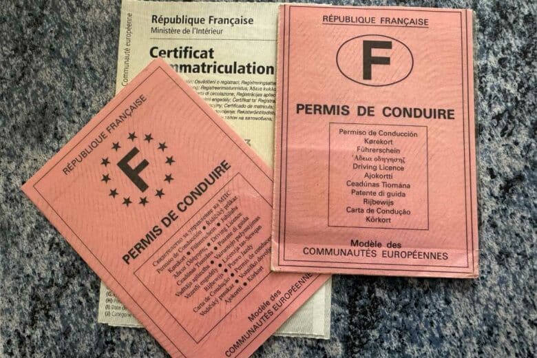 Des permis de conduire en version papier.