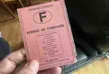 Un permis de conduire format papier.