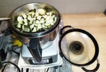 Une famille autour d'un robot de cuisine.