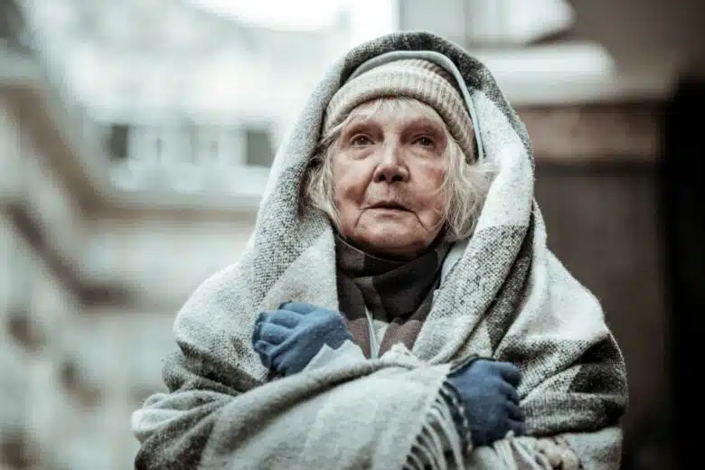 Une femme âgée qui a froid.