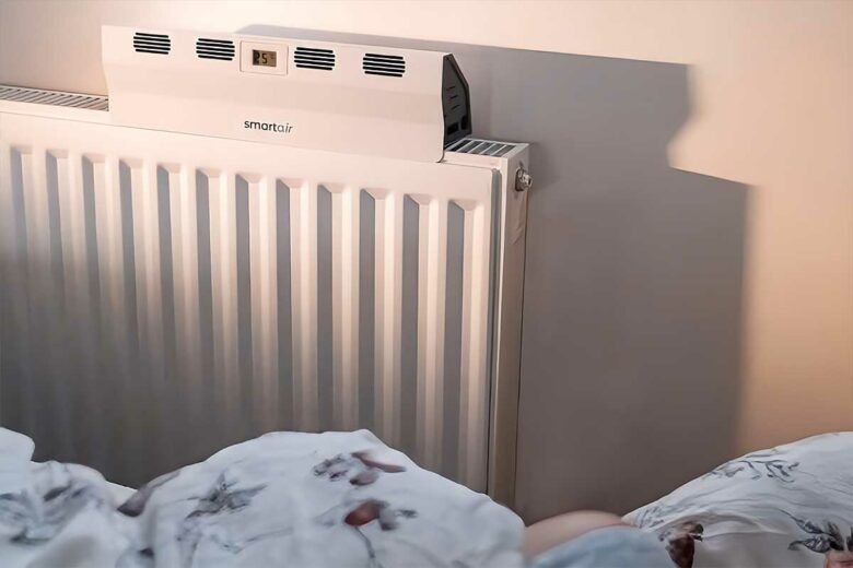 Un ventilateur de radiateur dans une chambre.