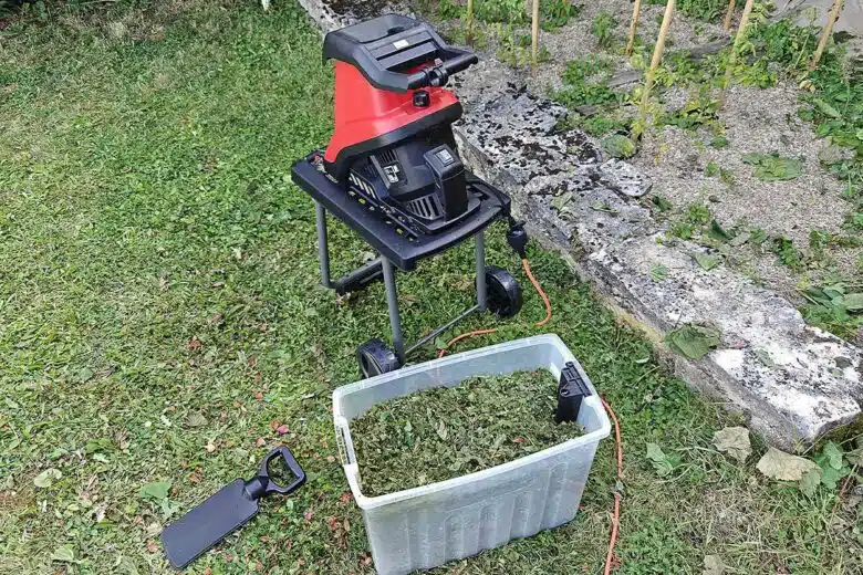 Un broyeur de végétaux électrique.