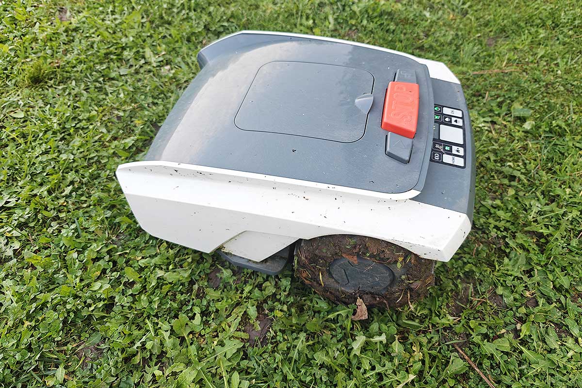 Un robot tondeuse en fonctionnement dans le jardin.