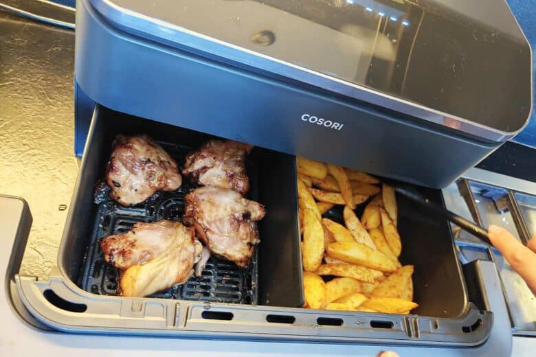 Un airfryer avec une cuisson bi-zone.