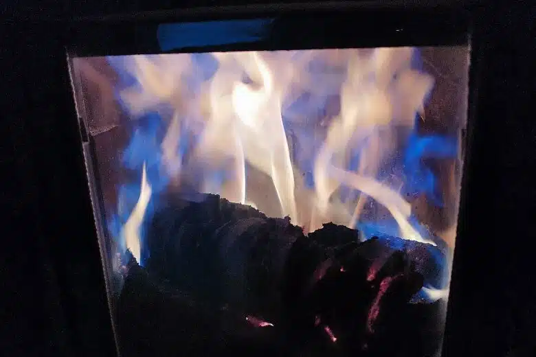 De magnifiques flammes bleues, signe de combustion de la bûche.