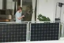 Une installation de panneaux solaires de balcon.