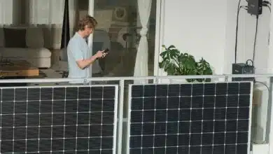 Une installation de panneaux solaires de balcon.