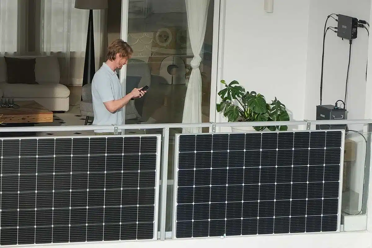 Une installation de panneaux solaires de balcon.