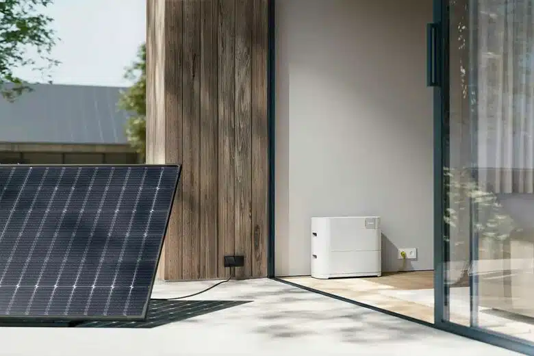 Une batterie résidentielle branchée à l'installation photovoltaïque.