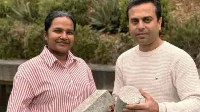 Des chercheurs du RMIT avec des échantillons de béton.