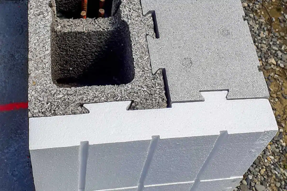 Un bloc coffrant isolant en béton bois-ciment.