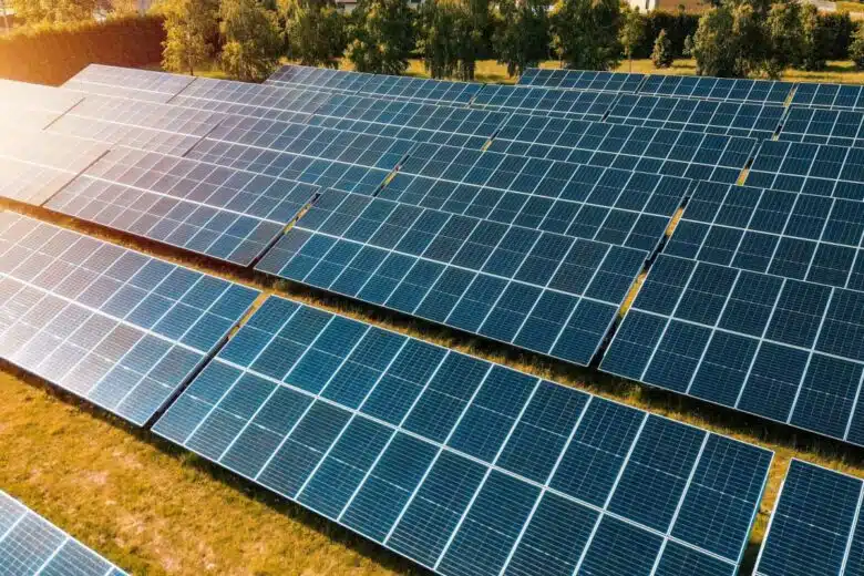 Des panneaux photovoltaïques dans une ferme solaire.