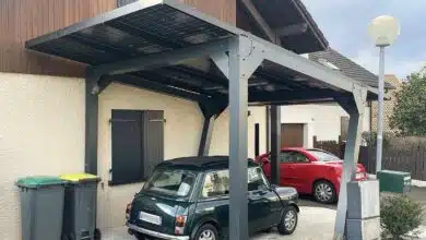 Un carport solaire avec une Mini garée en dessous.