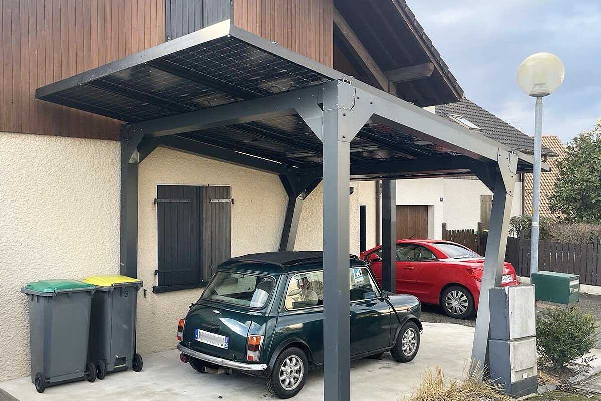 Un carport solaire avec une Mini garée en dessous.