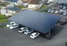 Un carport avec des tuiles solaires.