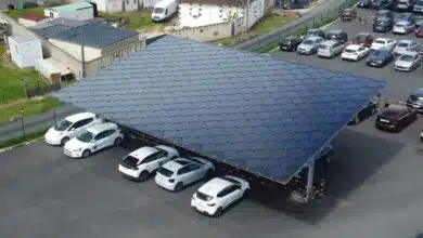 Un carport avec des tuiles solaires.