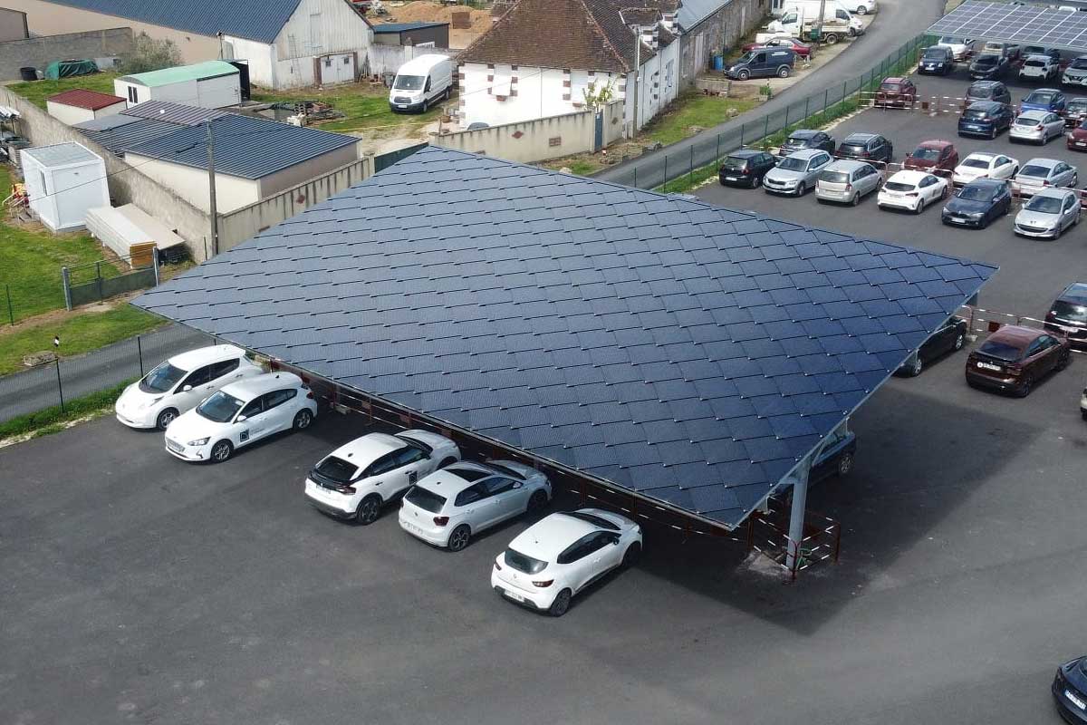 Un carport avec des tuiles solaires.