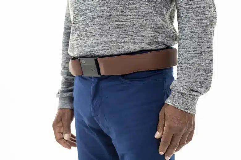 Un homme portant une ceinture airbag.