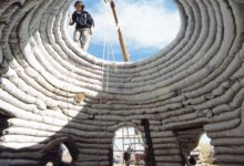 Une construction en cours avec la méthode des sacs de terre.