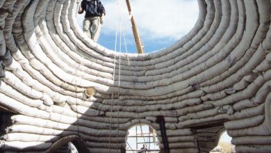 Une construction en cours avec la méthode des sacs de terre.