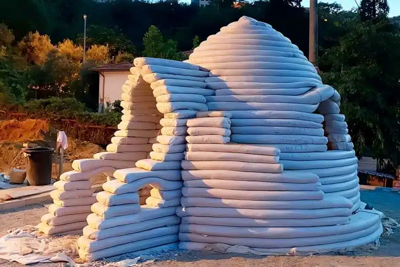 Une construction à base de sacs de terre.