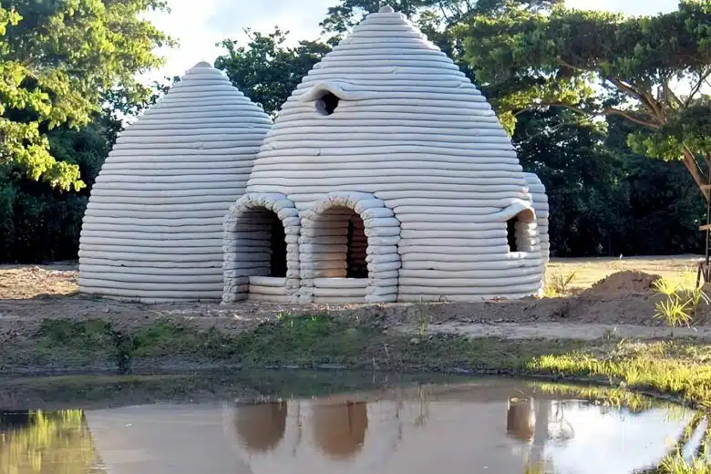 Une maison dôme fabriquée avec des sacs de terre.