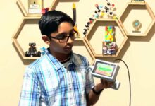 Le jeune Sirish Subash présentant le prototype de son invention.