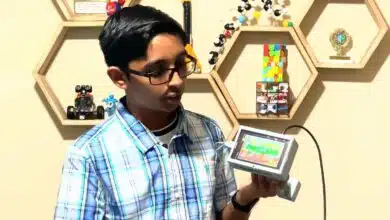 Le jeune Sirish Subash présentant le prototype de son invention.