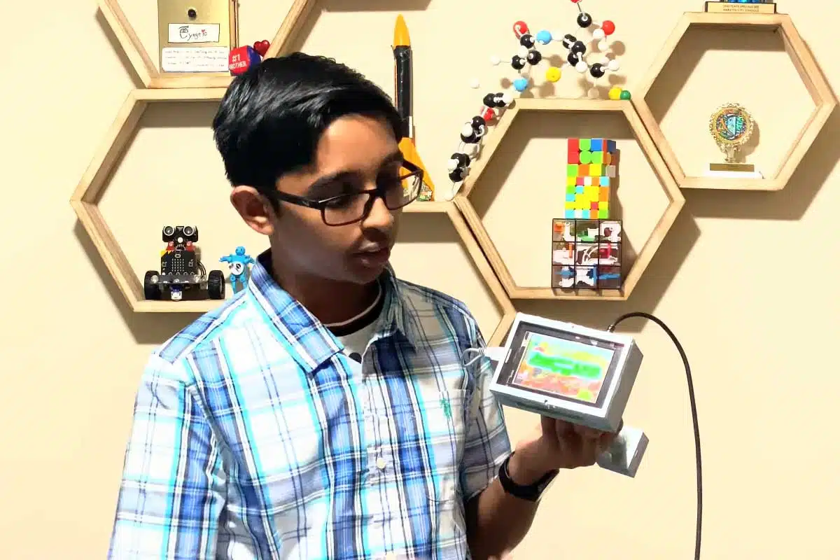 Le jeune Sirish Subash présentant le prototype de son invention.