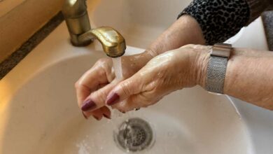 Lavage des mains avec du savon.