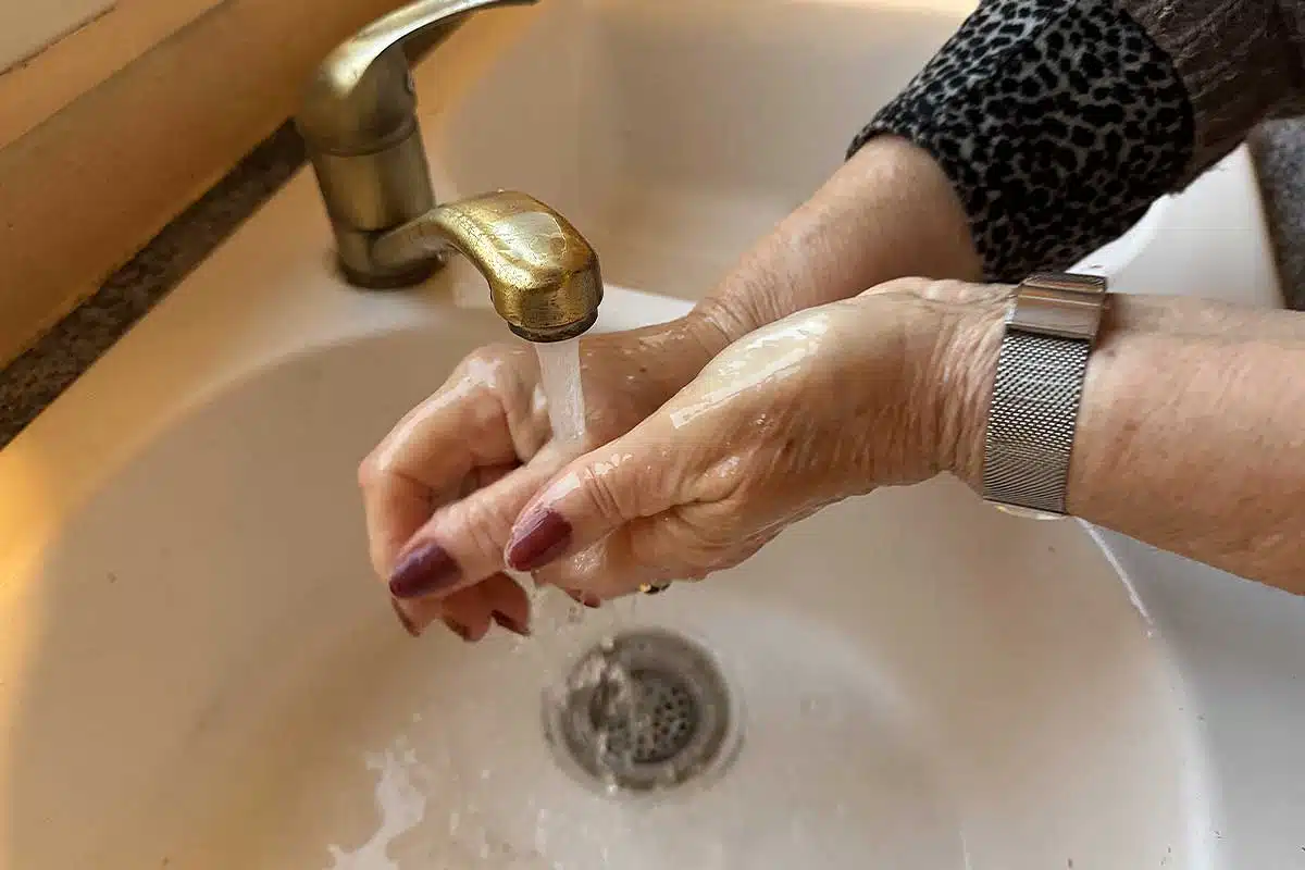 Lavage des mains avec du savon.