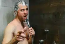 Un homme chante sous la douche.