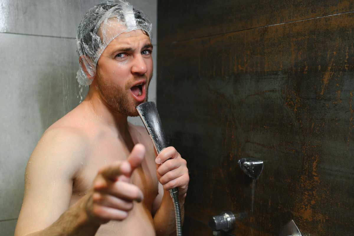 Un homme chante sous la douche.