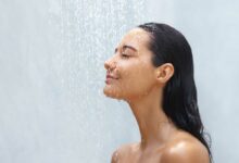 Une femme sous la douche.