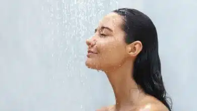 Une femme sous la douche.