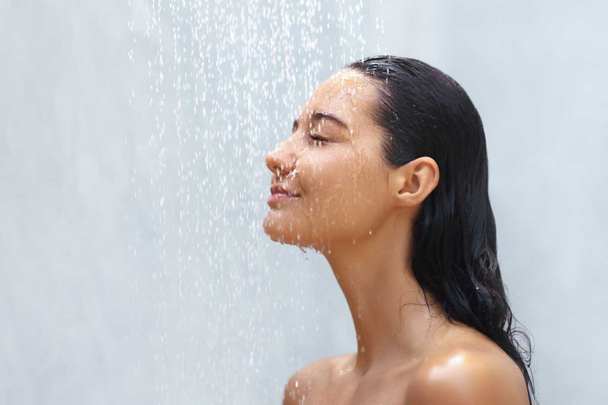 Une femme sous la douche.