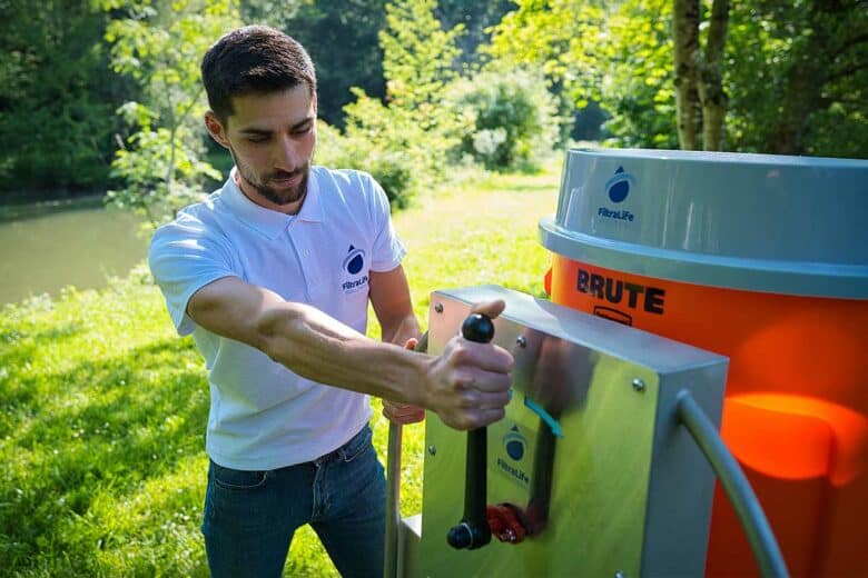 Un dispositif qui filtre l'eau pour la rendre potable.