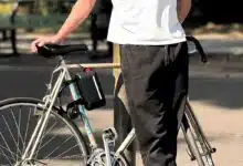 Un kit d'électrification pour vélo.