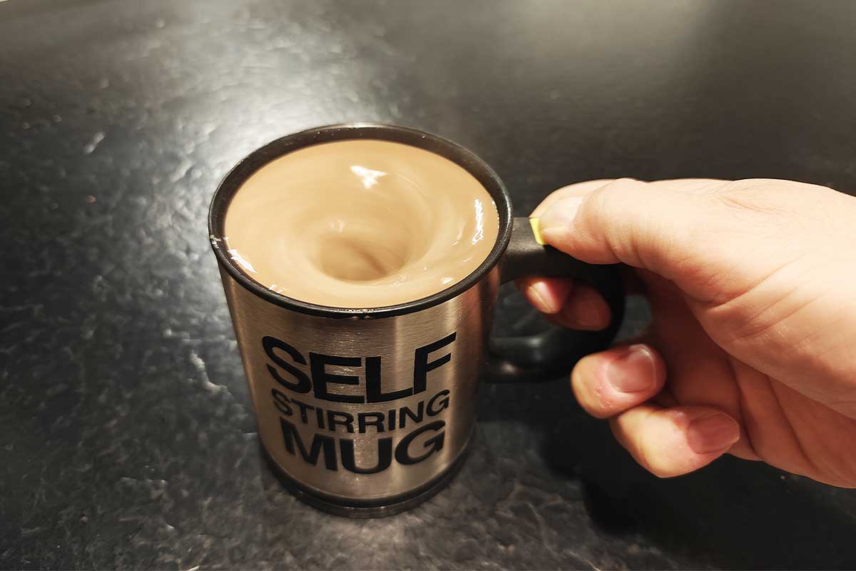 Tourbillon dans le mug mélangeur de boisson.