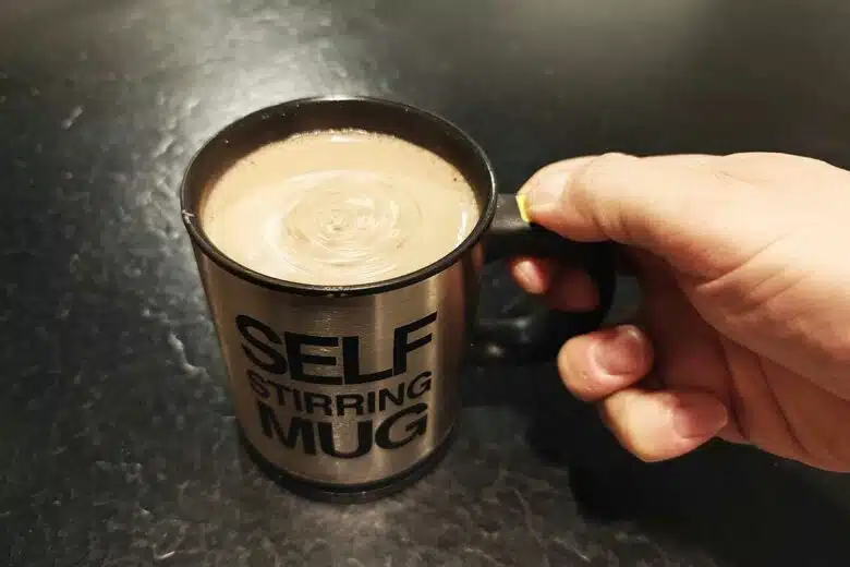 Un mug mélangeur pour vos boissons.