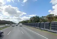 Des murs anti-bruit solaires disposés le long d'une autoroute.