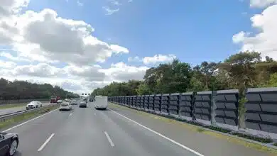 Des murs anti-bruit solaires disposés le long d'une autoroute.