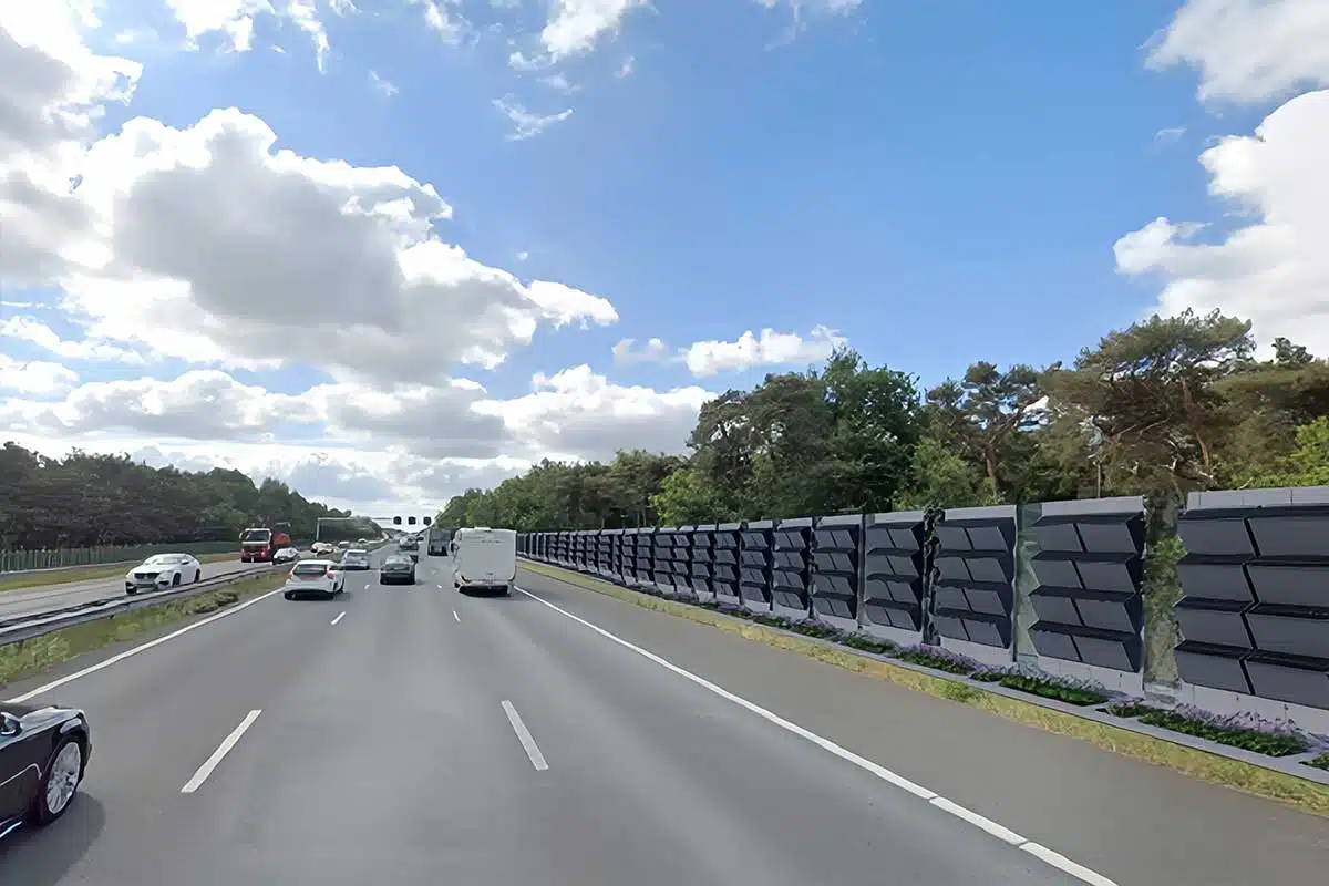 Des murs anti-bruit solaires disposés le long d'une autoroute.