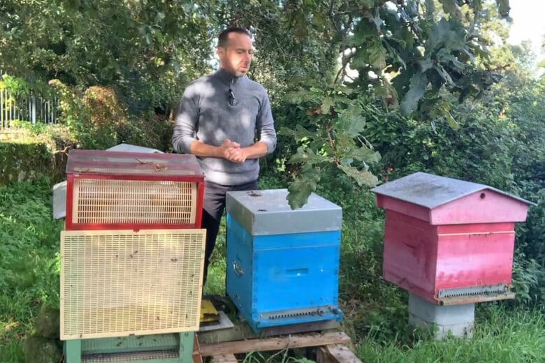 Etienne M et son piège auprès de ses ruches.