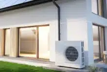 Une maison moderne avec une pompe à chaleur.