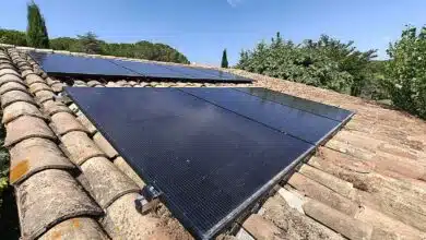 Des panneaux solaires de toit.