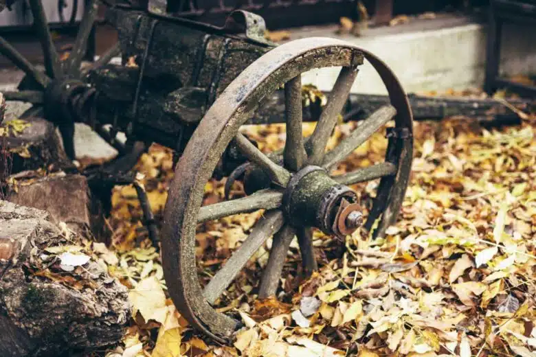 Une roue très ancienne de chariot.