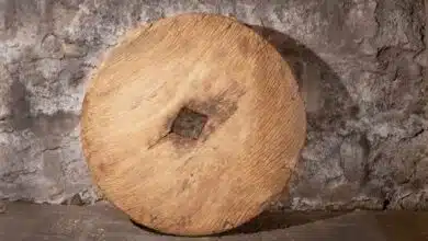 Une roue ancienne en bois.