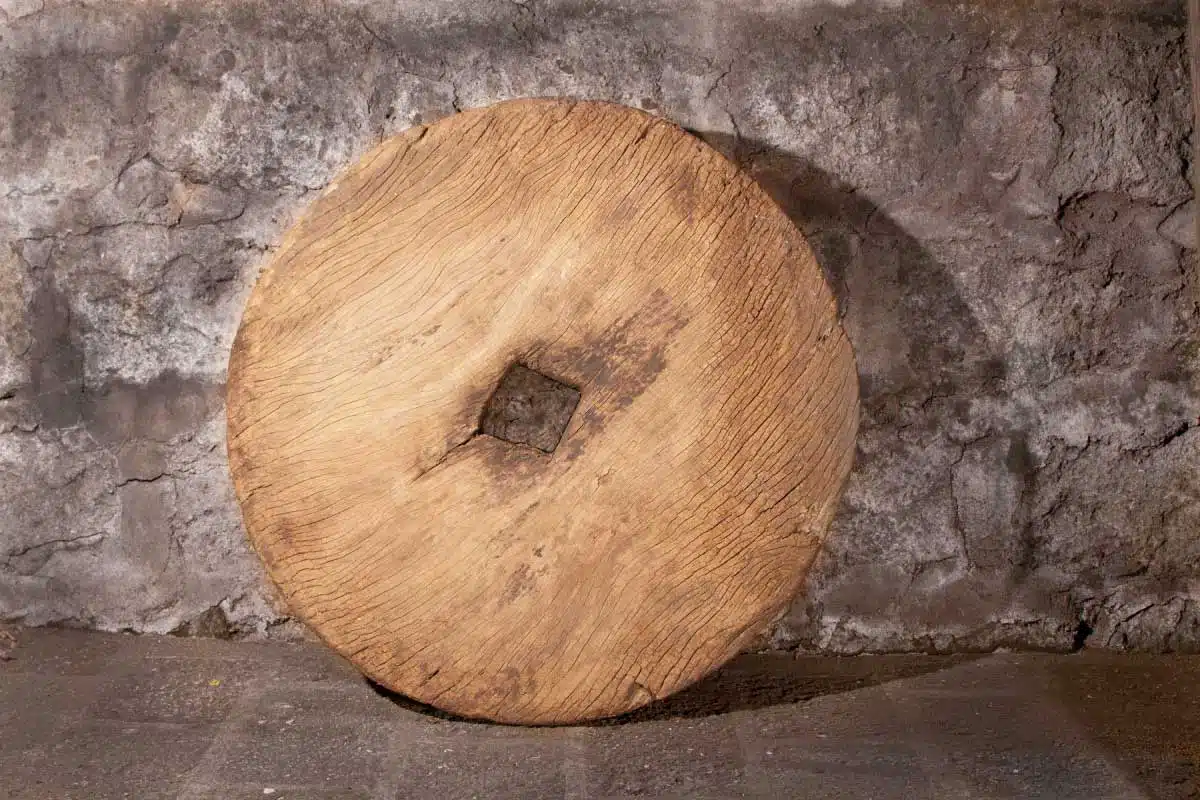 Une roue ancienne en bois.